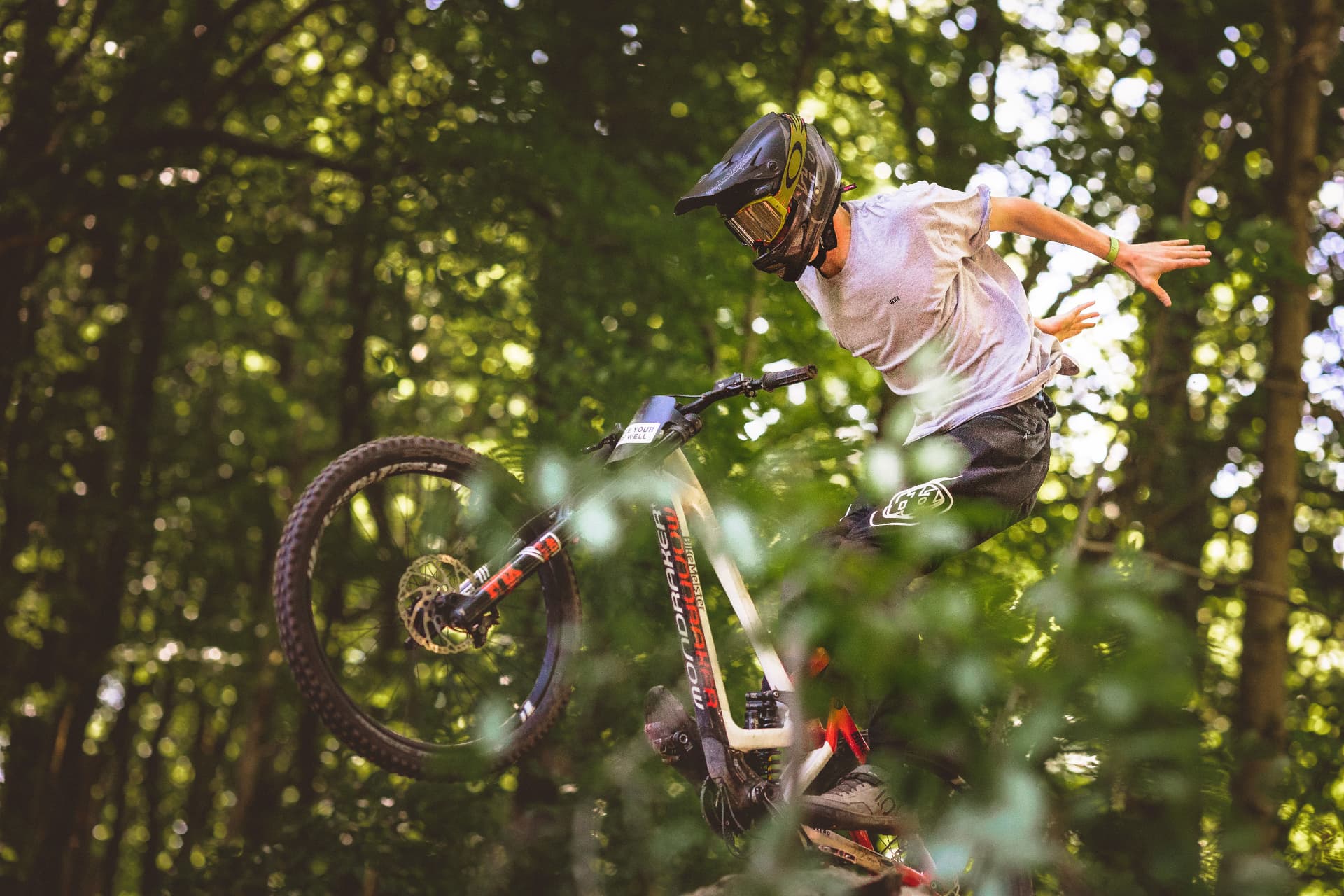 Mountainbiker im Sprung im Wald am Bikepark